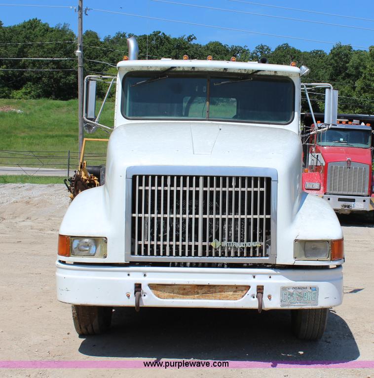 image for item I1531 1993 International 9400 semi truck