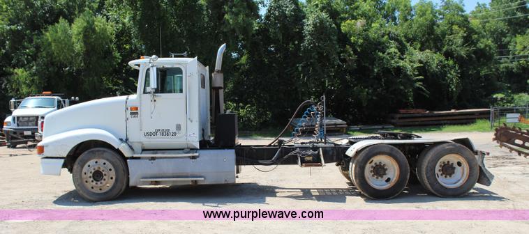 image for item I1531 1993 International 9400 semi truck