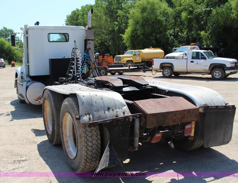 image for item I1531 1993 International 9400 semi truck