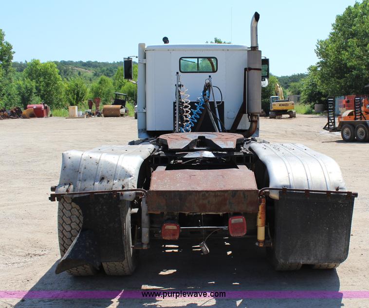 image for item I1531 1993 International 9400 semi truck