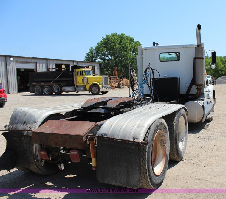 image for item I1531 1993 International 9400 semi truck