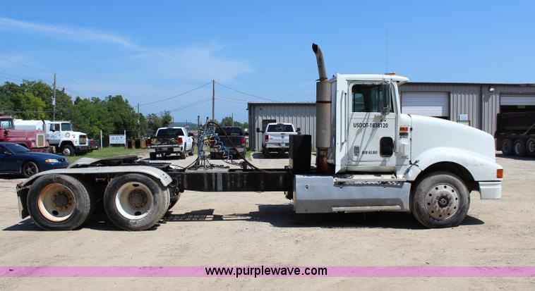 image for item I1531 1993 International 9400 semi truck