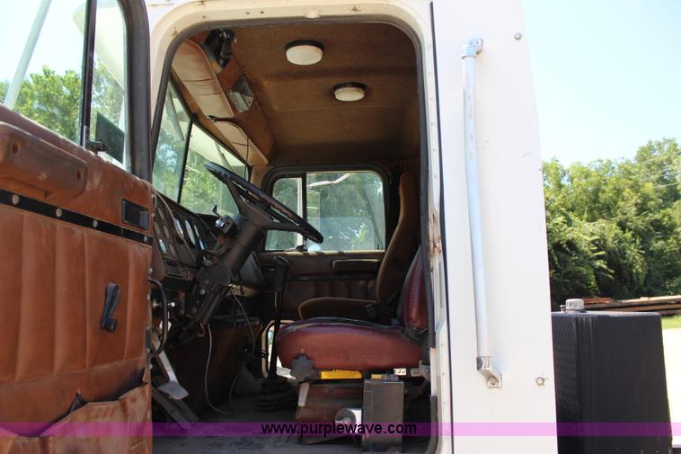 image for item I1531 1993 International 9400 semi truck