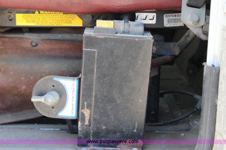 image for item I1531 1993 International 9400 semi truck