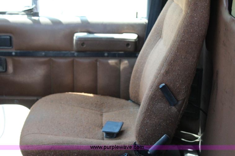 image for item I1531 1993 International 9400 semi truck