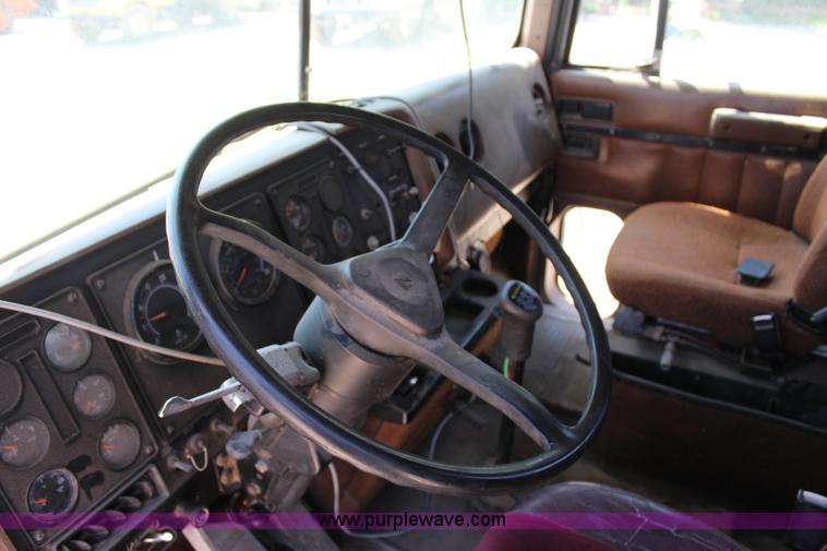 image for item I1531 1993 International 9400 semi truck