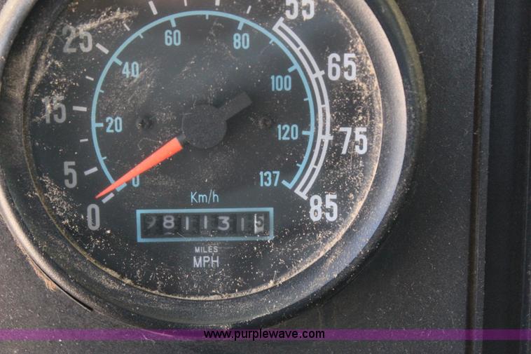 image for item I1531 1993 International 9400 semi truck