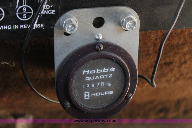 image for item I1531 1993 International 9400 semi truck