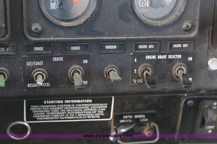 image for item I1531 1993 International 9400 semi truck