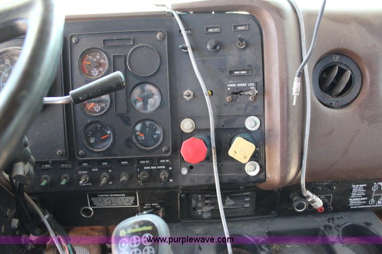 image for item I1531 1993 International 9400 semi truck