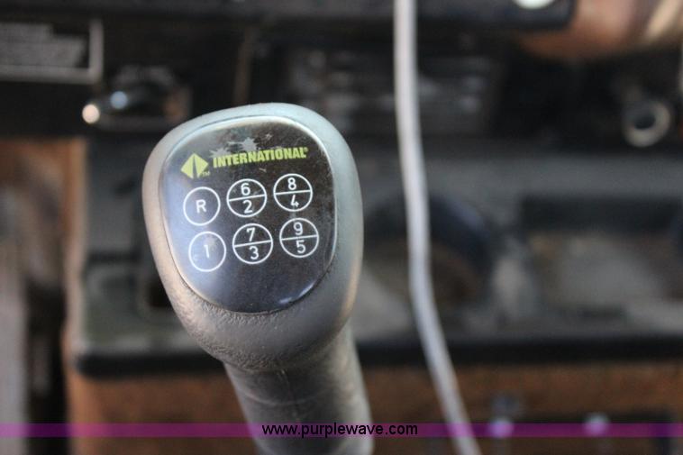 image for item I1531 1993 International 9400 semi truck