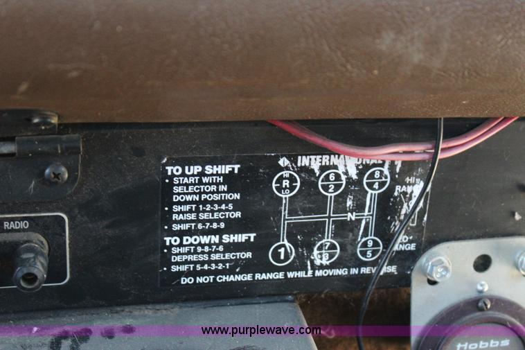 image for item I1531 1993 International 9400 semi truck