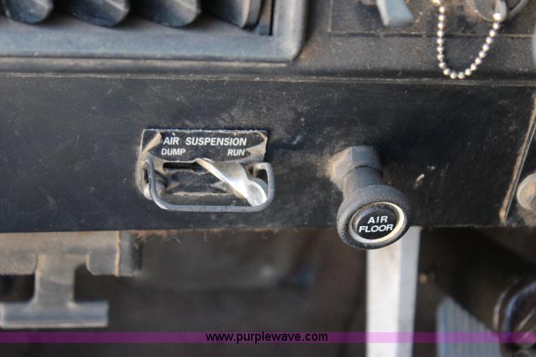 image for item I1531 1993 International 9400 semi truck