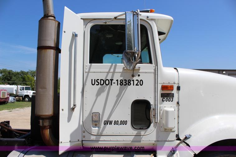 image for item I1531 1993 International 9400 semi truck