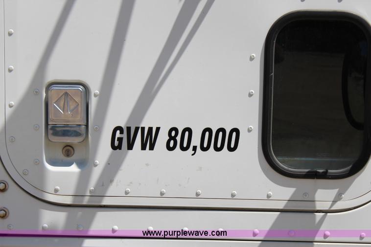 image for item I1531 1993 International 9400 semi truck