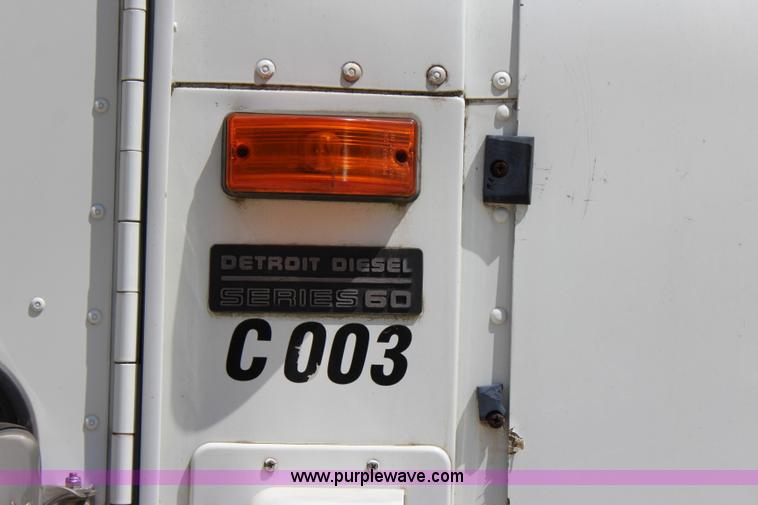 image for item I1531 1993 International 9400 semi truck