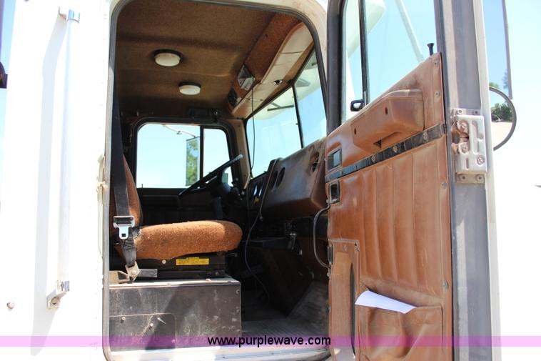 image for item I1531 1993 International 9400 semi truck