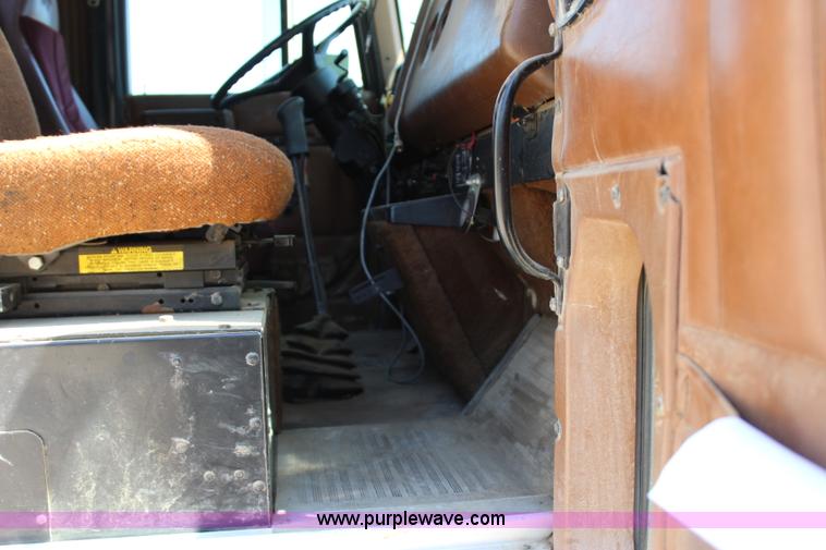 image for item I1531 1993 International 9400 semi truck