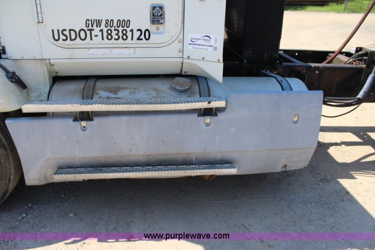 image for item I1531 1993 International 9400 semi truck