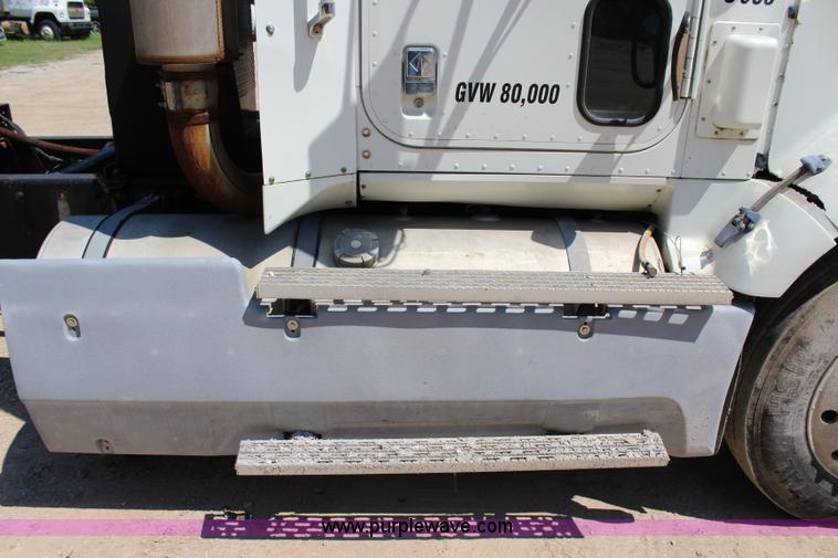 image for item I1531 1993 International 9400 semi truck