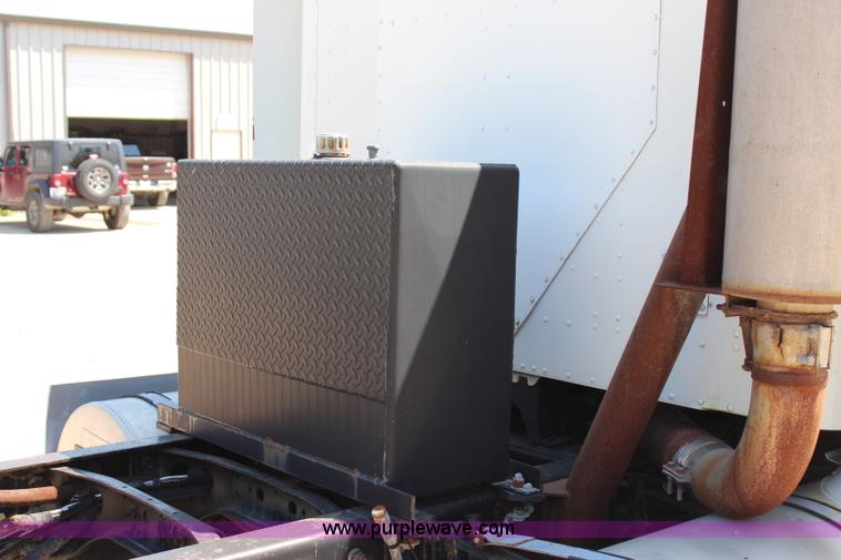 image for item I1531 1993 International 9400 semi truck