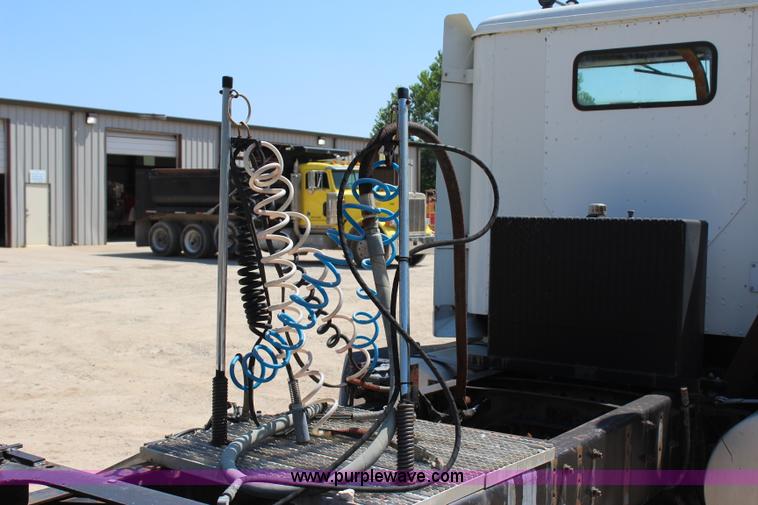 image for item I1531 1993 International 9400 semi truck