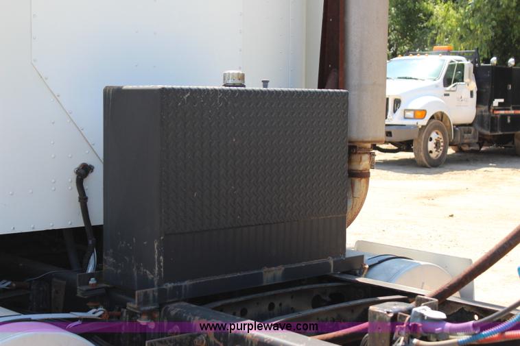 image for item I1531 1993 International 9400 semi truck