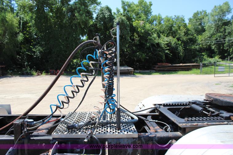 image for item I1531 1993 International 9400 semi truck