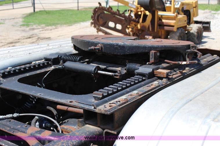 image for item I1531 1993 International 9400 semi truck