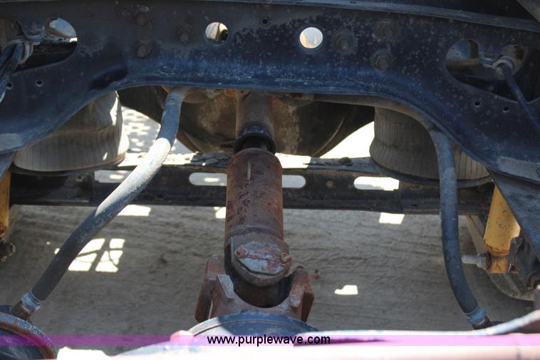 image for item I1531 1993 International 9400 semi truck