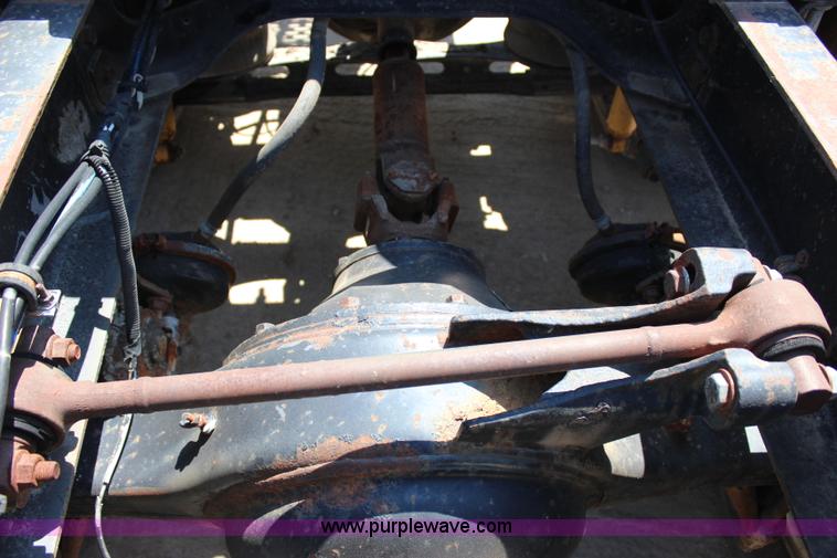 image for item I1531 1993 International 9400 semi truck