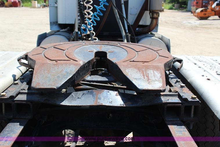 image for item I1531 1993 International 9400 semi truck