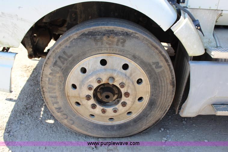 image for item I1531 1993 International 9400 semi truck