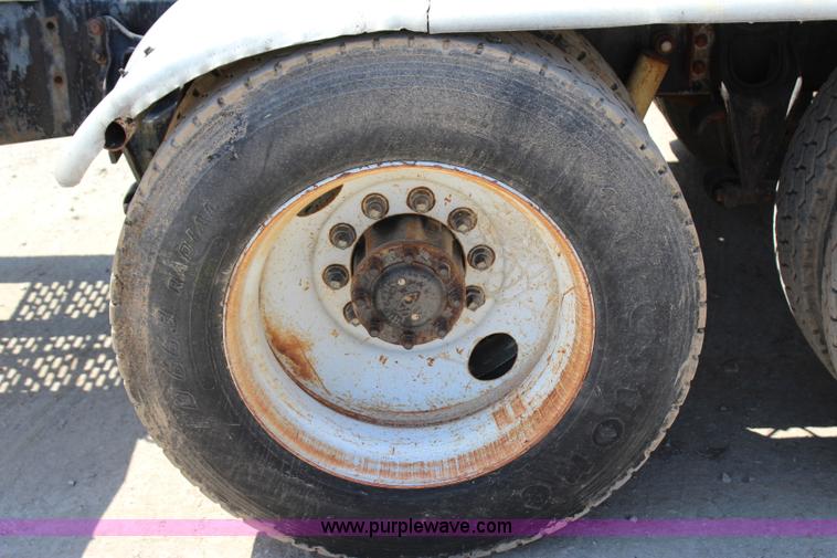 image for item I1531 1993 International 9400 semi truck