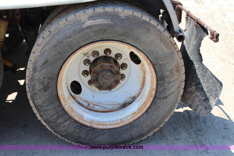 image for item I1531 1993 International 9400 semi truck