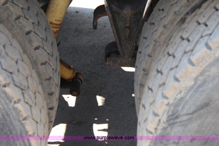 image for item I1531 1993 International 9400 semi truck