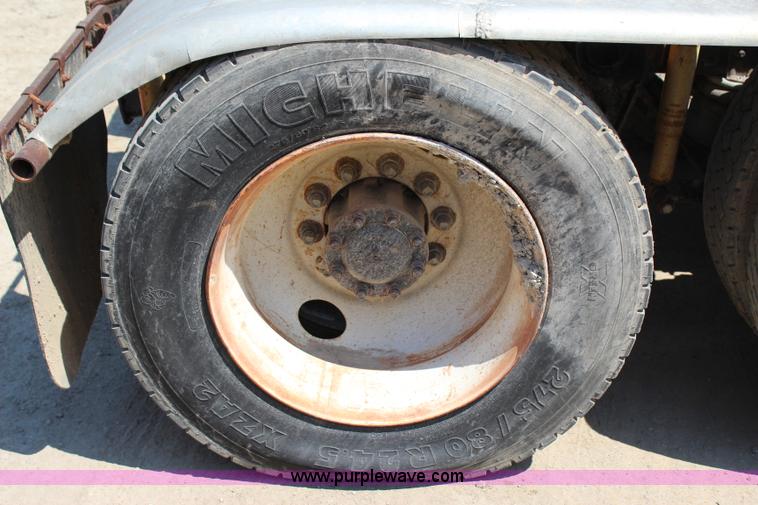 image for item I1531 1993 International 9400 semi truck