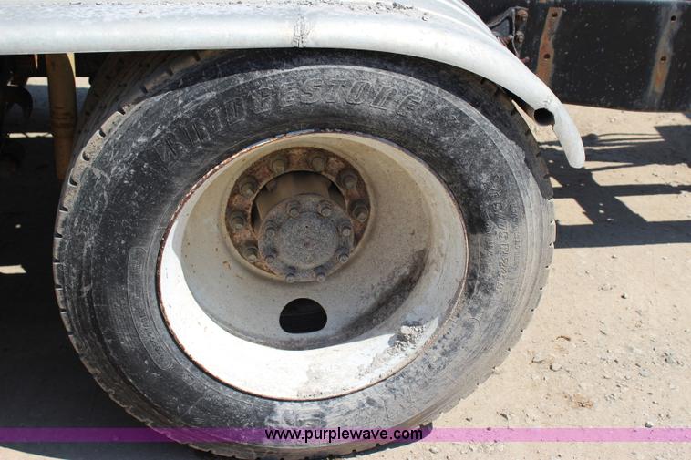 image for item I1531 1993 International 9400 semi truck