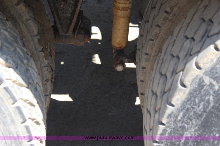 image for item I1531 1993 International 9400 semi truck