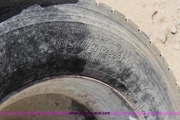 image for item I1531 1993 International 9400 semi truck