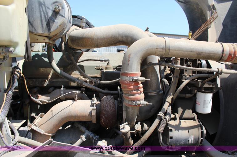 image for item I1531 1993 International 9400 semi truck