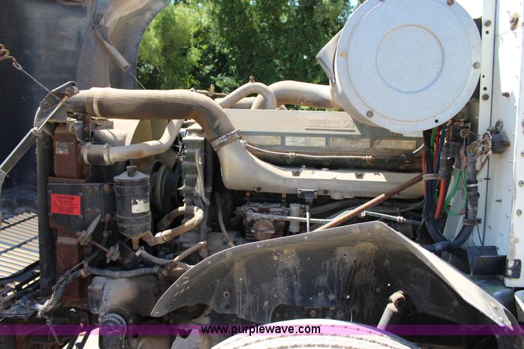 image for item I1531 1993 International 9400 semi truck