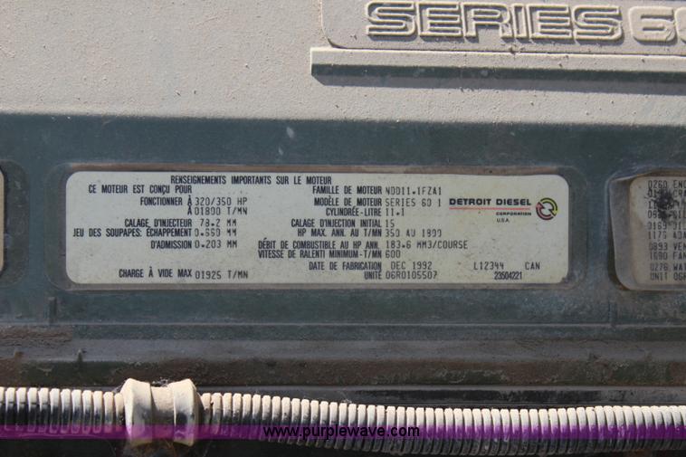 image for item I1531 1993 International 9400 semi truck