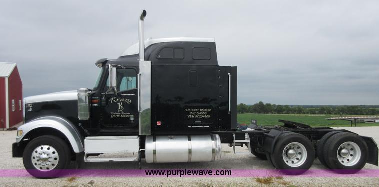 image for item I2005 2005 International 9900i semi truck