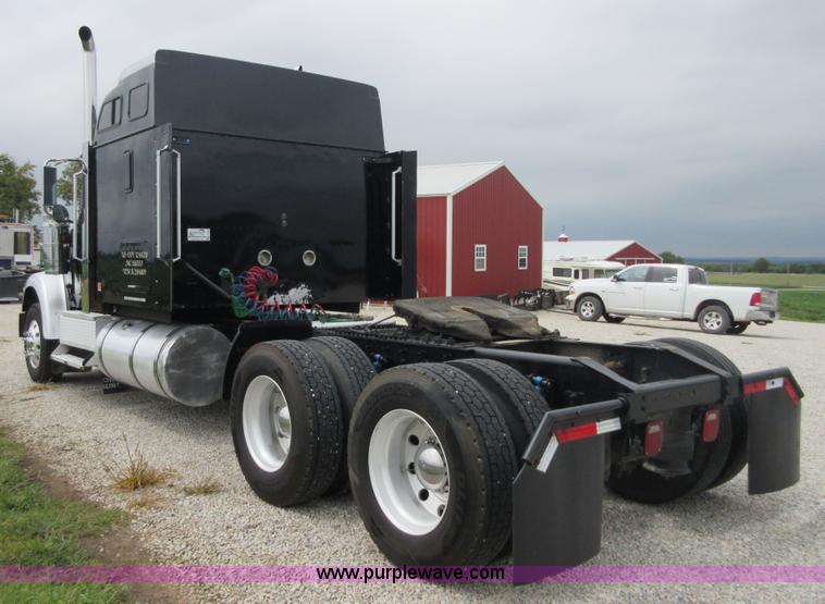 image for item I2005 2005 International 9900i semi truck