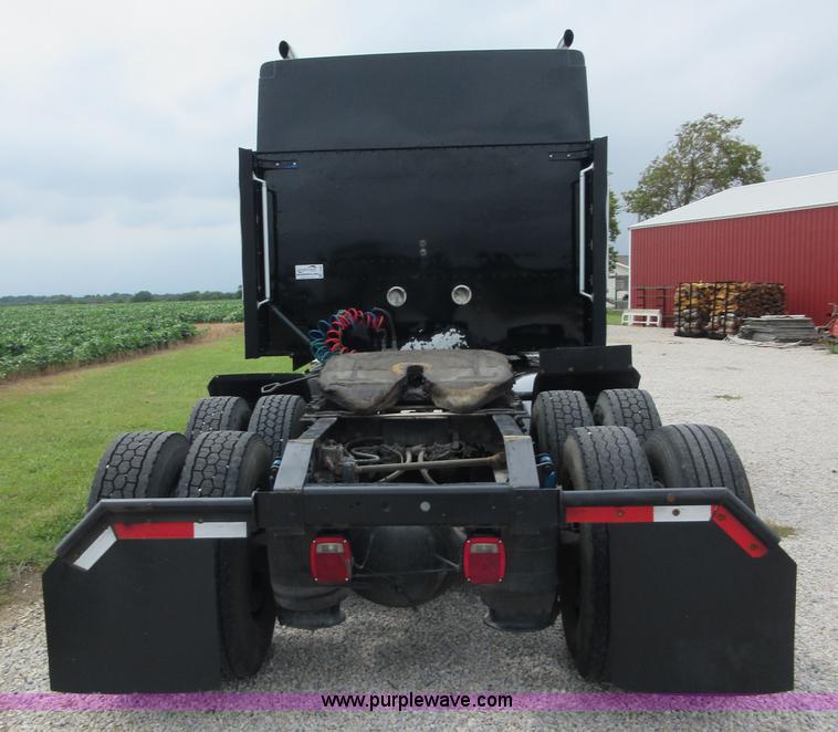 image for item I2005 2005 International 9900i semi truck