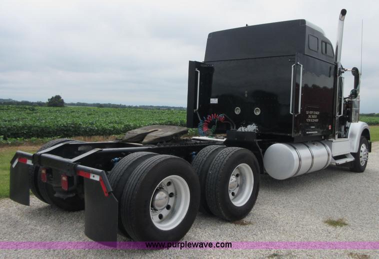 image for item I2005 2005 International 9900i semi truck