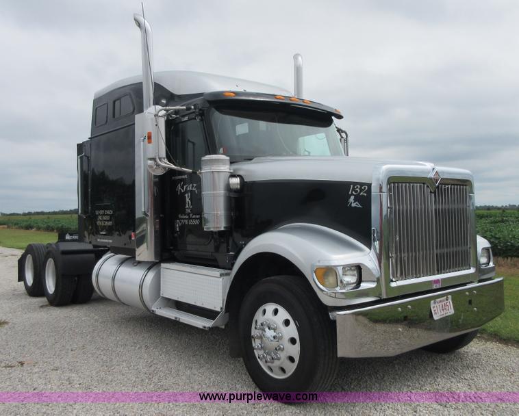 image for item I2005 2005 International 9900i semi truck