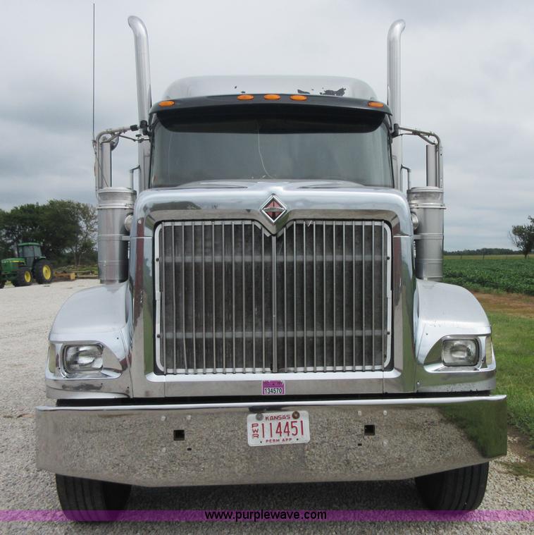 image for item I2005 2005 International 9900i semi truck