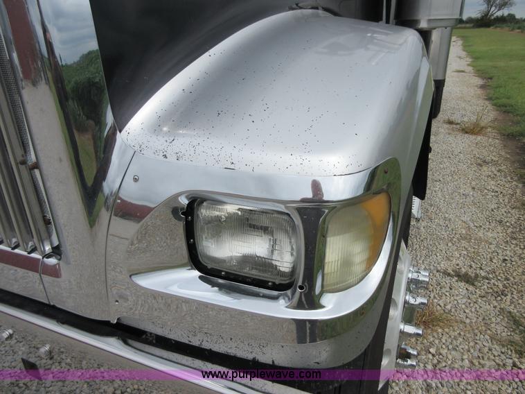 image for item I2005 2005 International 9900i semi truck